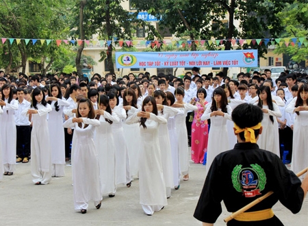 Dâng hưởng tưởng niệm anh hùng dân tộc Đinh Tiên Hoàng - (Ảnh Giáo dục Việt Nam)