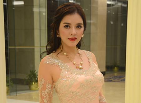 Lý Nhã Kỳ duyên dáng trong tà áo dài