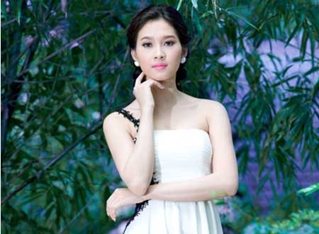 Tối 25/8, Đặng Thu Thảo, cô gái 21 tuổi đến từ Bạc Liêu, vượt qua 38 nhan sắc trên cả nước đoạt danh hiệu Hoa hậu Viêt Nam, tổ chức tại Đà Nẵng.