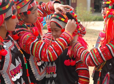 Em Chang Lé Dứ cùng các bạn trong ngày hội tựu trường năm học 2012-2013 - (Ảnh: Vũ Tân)