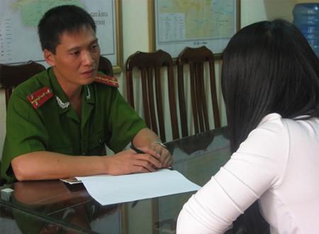 Công an tỉnh Lạng Sơn tiếp xúc với nạn nhân của một vụ mua bán người