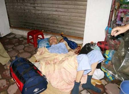 Cụ Nhân phải nằm vỉa hè, trời lúc nắng lúc mưa, dù ông vừa phải nằm viện  hơn 2 tháng - (Ảnh: Phunutoday)