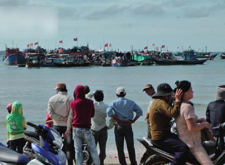 Hàng chục tàu cùng nhiều người dân tập trung khu vực tàu bị đắm lặn lấy cổ vật