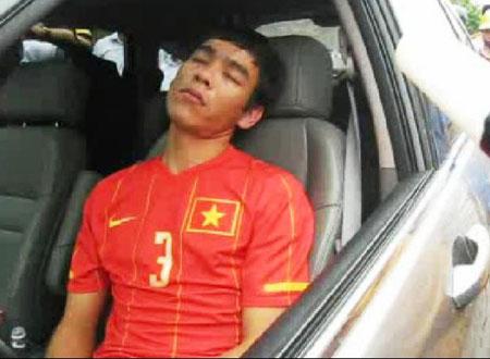 Huy Hoàng mắt nhắm nghiền sau khi dừng xe. (Ảnh: Lê Hoàng)