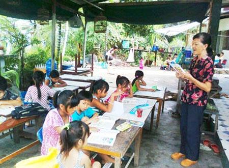 Bà Năm dạy lớp hai…