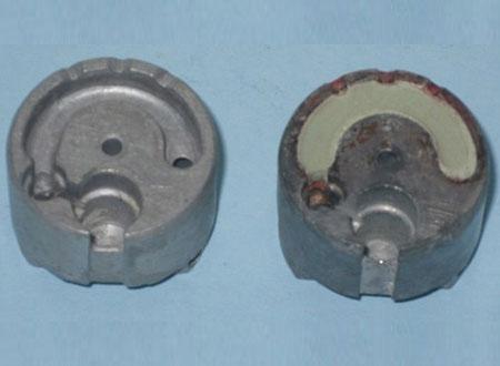 Thân tự hủy ngòi đạn 30mm khi chưa ép (trái) và đã ép (phải) thuốc cháy chậm