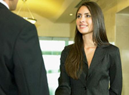 Hãy cho sếp thấy bạn luôn tự tin trong giao tiếp (Ảnh minh họa)