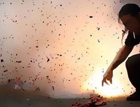 Pháo hoa trái phép gây ra nhiều vụ tai nạn thương tâm. Ảnh: Reuters