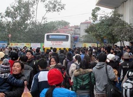 Lượng người ngoại tỉnh đổ dồn về các bến xe Hà Nội ngày đầu năm rất đông