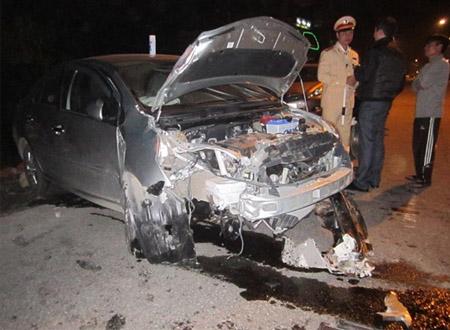 Chiếc ô tô đầu nát bét sau tai nạn 