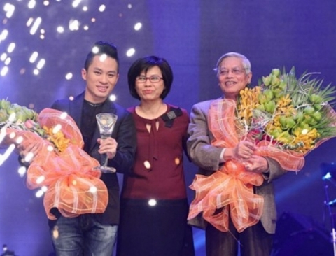 Tùng Dương (trái) và nhạc sĩ Doãn Nho lên sân khấu nhận giải thưởng Bài hát của năm trao cho 