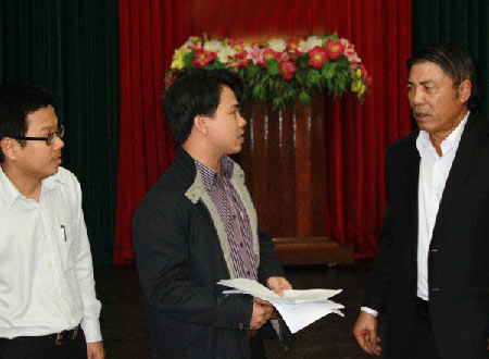Ông Nguyễn Bá Thanh (bìa phải) trò chuyện với cán bộ TP Đà Nẵng