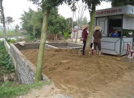 Gia đình bà Thiều Thị Thủy xây dựng nhà trong khu vực bảo vệ I của Di sản Thành nhà Hồ.
