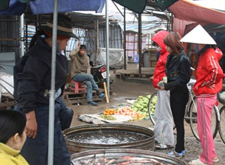 Lương, thưởng khó khăn nên công nhân lao động phải rất tằn tiện khi mua sắm.