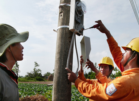 Công nhân ngành điện lắp đặt điện kế cho một hộ nông dân ở ấp Giồng Giữa, thị trấn Lịch Hội Thượng, huyện Trần Đề, tỉnh Sóc Trăng 