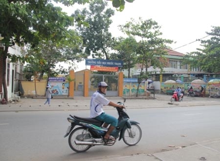 Trường tiểu học Phước Thạnh, nơi liên tiếp xảy ra việc bắt học sinh lấy vàng rồi bỏ rơi trên đường