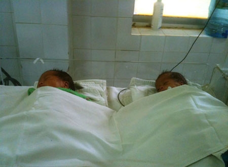 Hai bé gái sơ sinh bị mẹ bỏ lại Bệnh viện Đa khoa tỉnh Bình Phước vì gia đình quá nghèo.