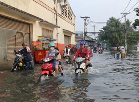 Triều cường gây đảo lộn cuộc sống của người dân TP.HCM