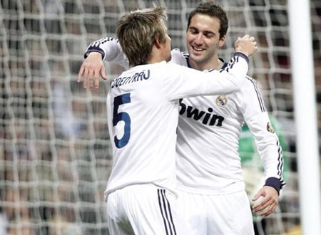 Coentrao và Higuain ăn mừng bàn thắng thứ 2 của Real