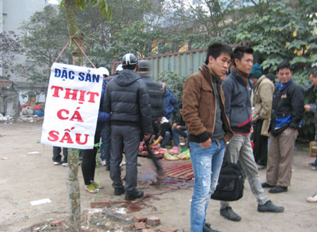 Biển hiệu “Đặc sản thịt cá sấu” đã thu hút sự tò mò của rất nhiều người dân đi đường.