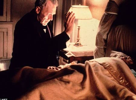 Một cảnh trừ tà trong bộ phim nổi tiếng The Exorcist.