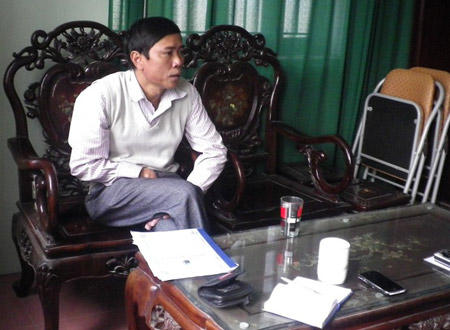 Ông Trịnh Quốc Hùng, Phó Bí thư Đảng ủy, Chủ tịch UBND xã đang trao đổi với PV