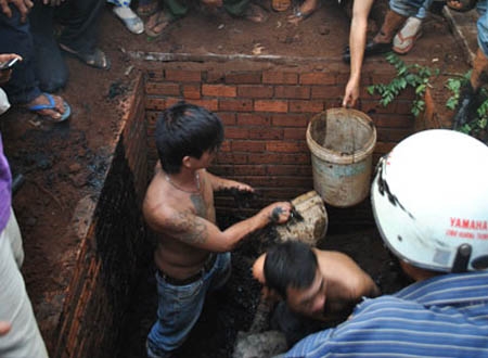 Vét hố ga sau nhà bà Lê Thị Hường để tìm xác bà Dương Thị Thủy Bình Hà