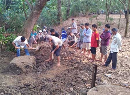 Đào tìm bà Bình Hà ngày 23/1. Ảnh: THẮNG NGUYỄN