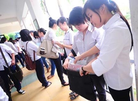 Học sinh Trường THPT Nhân Chính (Hà Nội) chuẩn bị vào phòng thi tốt nghiệp năm học 2012. Ảnh: Giang Huy