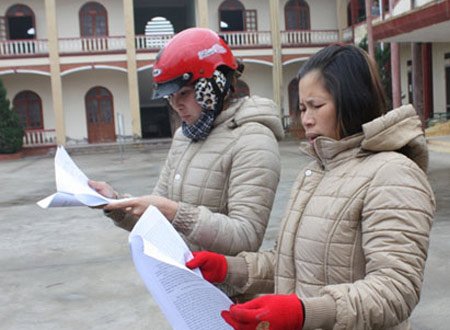 Bà Nguyễn Thị Thương (vợ ông Đoàn Văn Vươn) và Phạm Thị Hiền (vợ ông Đoàn Văn Quý)