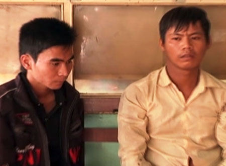 Hai đối tượng Kiệt (trái) và Sem  tại cơ quan công an - Ảnh: Đại Việt