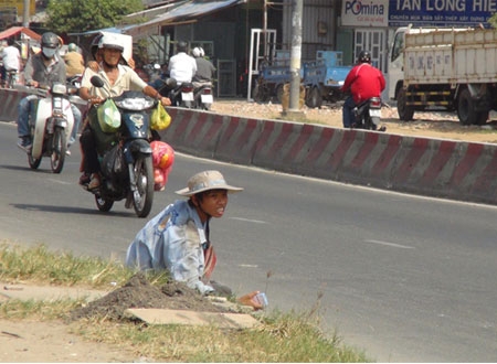 Phong, một tay “cái bang” giả dạng có tiếng, lết trên đường Nguyễn Hữu Thọ, P.Tân Hưng, Q.7