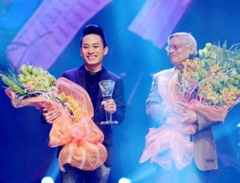 Tùng Dương và nhạc sĩ Doãn Nho lên nhận giải.