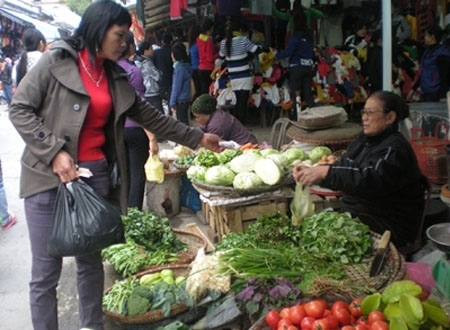 Chỉ qua vài ngày rét đậm, giá rau xanh tại chợ Mễ Trì Thượng (Từ Liêm, Hà Nội) đã tăng từ 30-50%