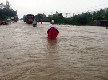 Quốc lộ 1A đoạn qua xã Xuân Lâm, huyện Tĩnh Gia (Thanh Hóa) đang bị chìm trong nước lũ