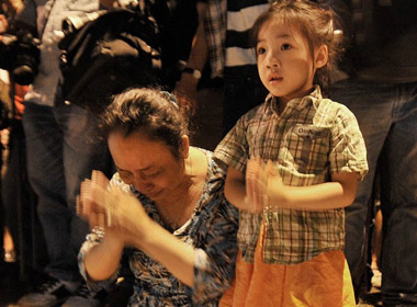 Giọt nước mắt của người phụ nữ không thể vào được phía trong lúc 20h35. 