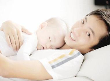 Khoảnh khắc đầy ý nghĩa của ông xã Hồ Ngọc Hà cùng đứa con đầu lòng