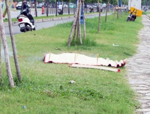 Xác nạn nhân được đưa lên bờ