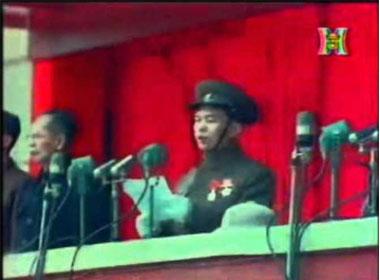 Hình ảnh Đại tướng Võ Nguyên Giáp - người học trò xuất sắc của Chủ tịch Hồ Chí Minh, đọc bản Nhật lệnh trên Quảng trường Ba Đình trong ngày Thủ đô giải phóng