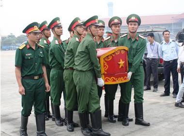 Các chiến sĩ tập dượt khiêng linh cữu từ xe lên máy bay.