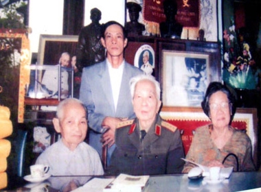 Cụ Trí Huệ cùng con trai chụp hình với vợ chồng Đại tướng Võ Nguyên Giáp năm 2002. Ở góc trái là chiếc gối dựa cụ Huệ tặng Đại tướng