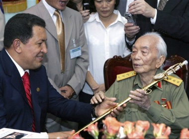 Tướng Võ Nguyên Giáp, phải, nhận được một thanh kiếm từ Tổng thống Venezuela Hugo Chavez