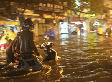 Người dân lội nước trên đường Hòa Bìn