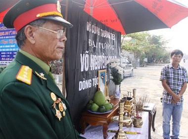 Bàn thờ Đại tướng Võ Nguyên Giáp của dòng họ Võ ở Lý Hòa được lập dọc QL1