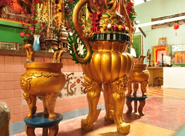 Các bức tượng trong chùa Bửu Sơn Tự được làm bằng đất sét