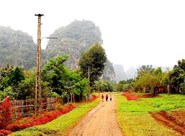 Viengxay cách cửa khẩu Na Mèo (Thanh Hóa) 56 km. Hàng ngày, tầm 10h sáng, có xe khách Viengxay tới cửa khẩu đón khách