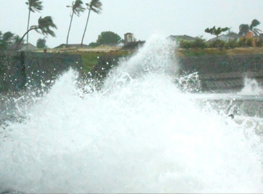 Nhiều đợt sóng cao ập vào huyện đảo Lý Sơn.