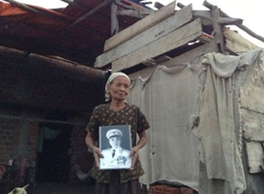 Bà Liên và tấm ảnh Đại tướng trước ngôi nhà đổ nát vì bão