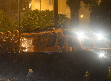 Xe thiết giáp túc trực trước Ban chỉ huy tiền phương cơn bão số 11 tại TP. Đà Nẵng