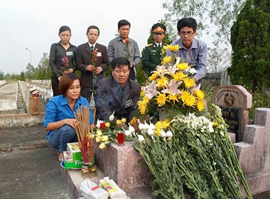 Dâng hương tại mộ song thân Đại tướng Võ Nguyên Giáp tại quê nhà Lệ Thủy (Quảng Bình).